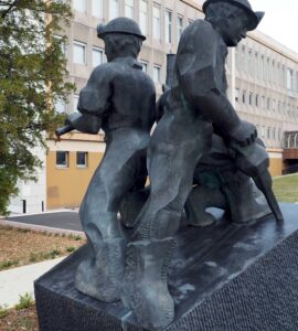 Monument aux mineurs devant l’hôtel de ville de Forbach, photographie d’illustration de juin 2025