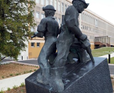 Monument aux mineurs devant l’hôtel de ville de Forbach, photographie d’illustration de juin 2025