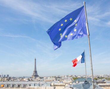 Drapeaux français et européen