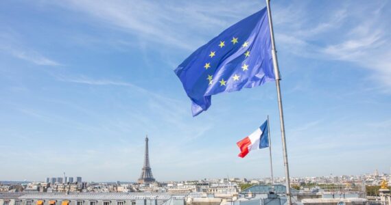 Drapeaux français et européen