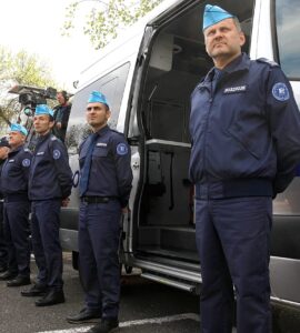 Agents de Frontex et véhicule officiel, photographie AP publiée par Euronews