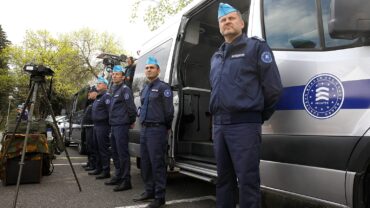 Agents de Frontex et véhicule officiel, photographie AP publiée par Euronews