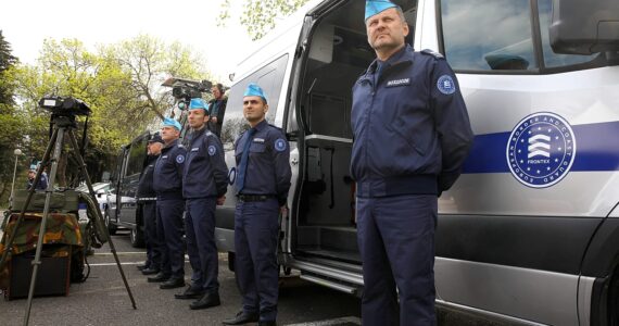 Agents de Frontex et véhicule officiel, photographie AP publiée par Euronews