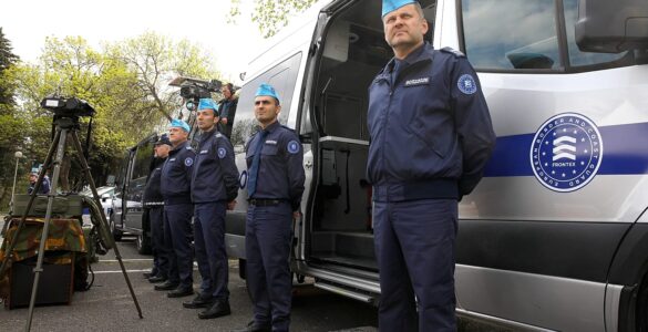 Agents de Frontex et véhicule officiel, photographie AP publiée par Euronews