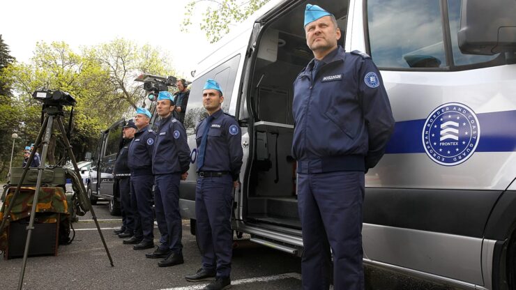 Agents de Frontex et véhicule officiel, photographie AP publiée par Euronews
