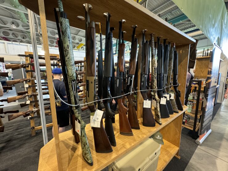 Fusils de chasse exposés au National Shooting Show en 2024 (Elshad, CC0), photographie d’archives