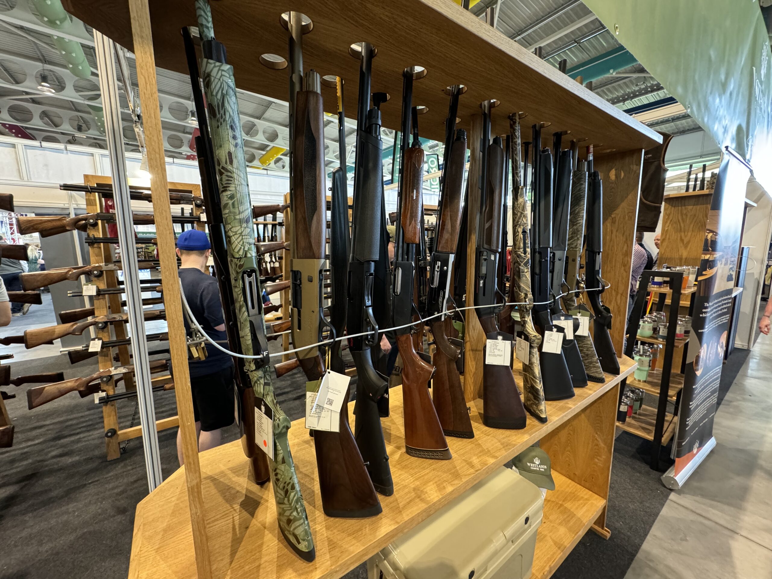 Fusils de chasse exposés au National Shooting Show de 2024, photo d'archives