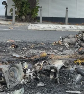Restes de barricades brûlées dans l’agglomération pointoise, après les violences de la nuit du 17 au 18 octobre 2026.