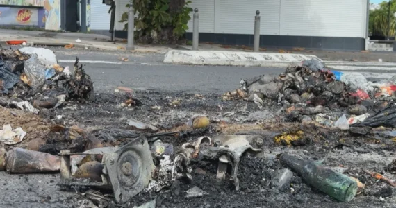 Restes de barricades brûlées dans l’agglomération pointoise, après les violences de la nuit du 17 au 18 octobre 2026.