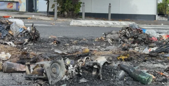 Restes de barricades brûlées dans l’agglomération pointoise, après les violences de la nuit du 17 au 18 octobre 2026.