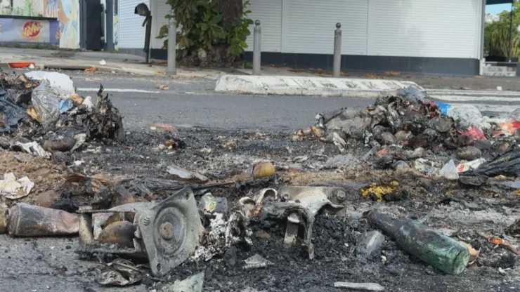 Restes de barricades brûlées dans l’agglomération pointoise, après les violences de la nuit du 17 au 18 octobre 2026.