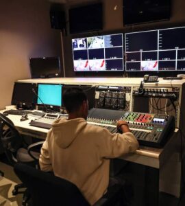 Un employé dans la salle de contrôle de Halk TV à Ankara, le 14 octobre 2026. Photo AFP.