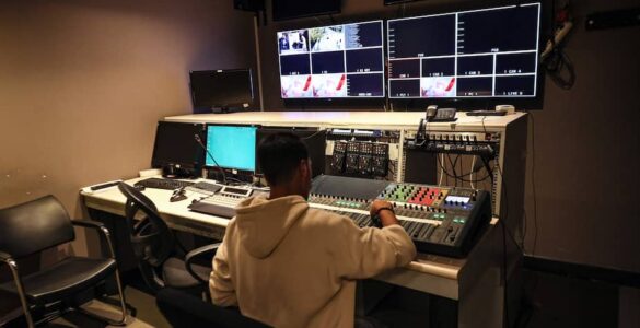 Un employé dans la salle de contrôle de Halk TV à Ankara, le 14 octobre 2026. Photo AFP.