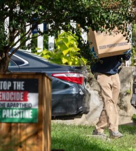 Agents fédéraux américains lors de l'opération visant le domicile de la députée Ilhan Omar à Washington (AP)