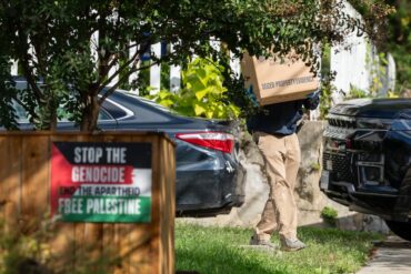 Agents fédéraux américains lors de l'opération visant le domicile de la députée Ilhan Omar à Washington (AP)