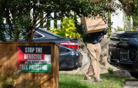 Agents fédéraux américains lors de l'opération visant le domicile de la députée Ilhan Omar à Washington (AP)