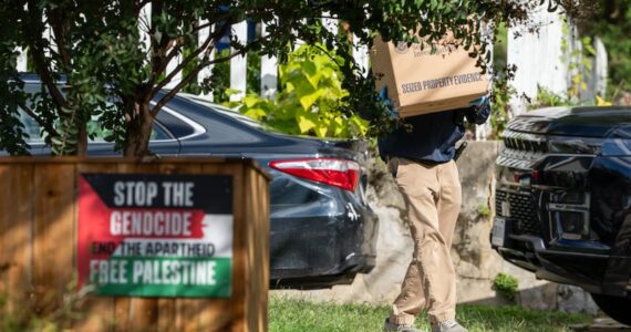 Agents fédéraux américains lors de l'opération visant le domicile de la députée Ilhan Omar à Washington (AP)