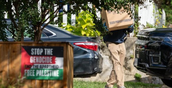 Agents fédéraux américains lors de l'opération visant le domicile de la députée Ilhan Omar à Washington (AP)