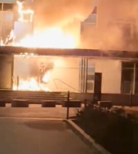 Façade du bâtiment Michel-Serres de l’université de Rouen endommagée par l’incendie
