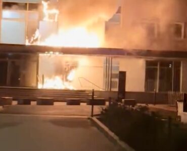 Façade du bâtiment Michel-Serres de l’université de Rouen endommagée par l’incendie