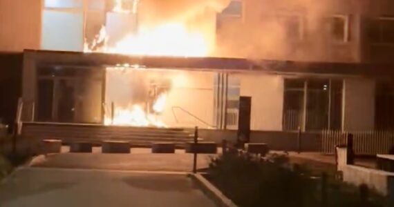 Façade du bâtiment Michel-Serres de l’université de Rouen endommagée par l’incendie