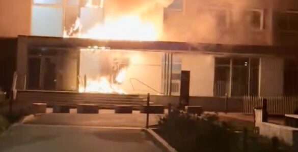 Façade du bâtiment Michel-Serres de l’université de Rouen endommagée par l’incendie