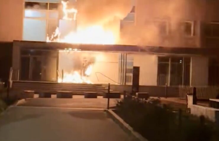Façade du bâtiment Michel-Serres de l’université de Rouen endommagée par l’incendie