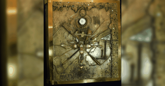 Le livre L'Apocalypse, illustré notamment par Salvador Dalí, exposé à Issoire