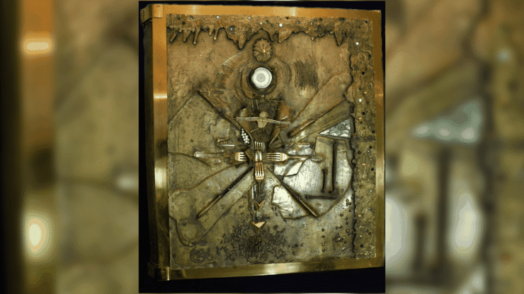 Le livre L'Apocalypse, illustré notamment par Salvador Dalí, exposé à Issoire
