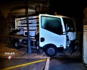 Camion-nacelle ayant percuté le mur du commissariat de La Baule