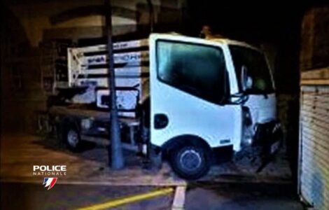Camion-nacelle ayant percuté le mur du commissariat de La Baule