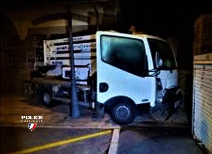 Camion-nacelle ayant percuté le mur du commissariat de La Baule