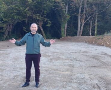 Djamel Kheddar, président d’Al Andalus, sur le terrain prévu pour le lieu de culte à Lagny-sur-Marne.