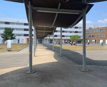 La cour du lycée des Bourdonnières à Nantes. Photographie de Leïla Méchaouri pour Radio France, utilisée par ICI ; date de prise de vue non précisée.