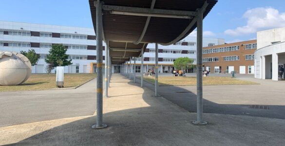 La cour du lycée des Bourdonnières à Nantes. Photographie de Leïla Méchaouri pour Radio France, utilisée par ICI ; date de prise de vue non précisée.