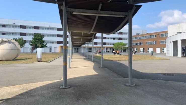 La cour du lycée des Bourdonnières à Nantes. Photographie de Leïla Méchaouri pour Radio France, utilisée par ICI ; date de prise de vue non précisée.