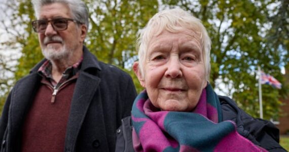 Mair Godley et son mari Nick près de la base de Wethersfield. Photo David Levene / The Guardian.