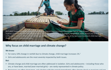 Jeune fille étudiant dans une zone inondée au Bangladesh