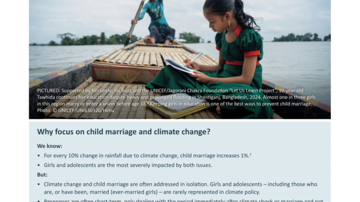 Jeune fille étudiant dans une zone inondée au Bangladesh