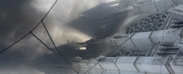 Les flèches de l’église des Réformés à Marseille dans la fumée de poubelles incendiées aux alentours, le 17 octobre 2026.