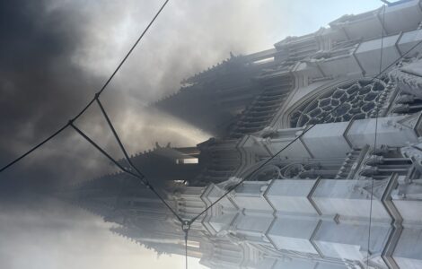 Les flèches de l’église des Réformés à Marseille dans la fumée de poubelles incendiées aux alentours, le 17 octobre 2026.