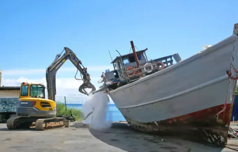 Boutre utilisé pour le transport clandestin de migrants depuis la Tanzanie, photographié au port de Longoni en mai 2025. Photo Mayotte Hebdo.