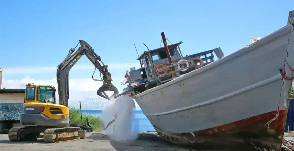 Boutre utilisé pour le transport clandestin de migrants depuis la Tanzanie, photographié au port de Longoni en mai 2025. Photo Mayotte Hebdo.