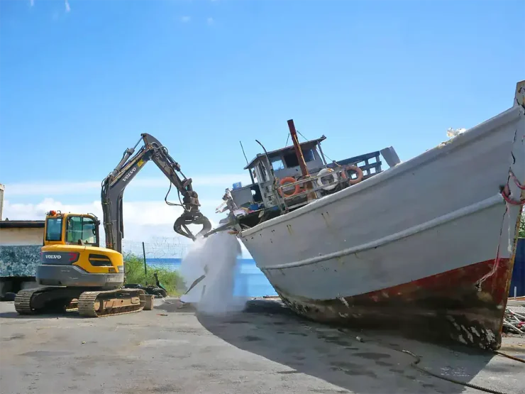 Boutre utilisé pour le transport clandestin de migrants depuis la Tanzanie, photographié au port de Longoni en mai 2025. Photo Mayotte Hebdo.