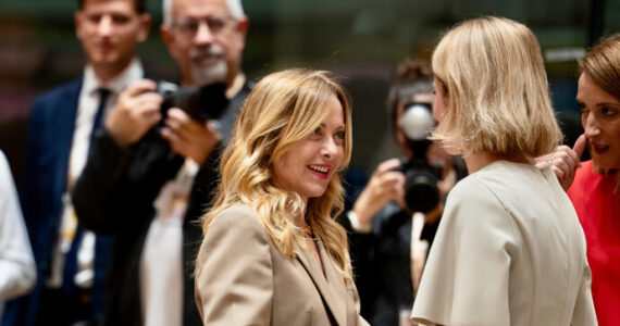 Giorgia Meloni et Mette Frederiksen lors d’un sommet européen