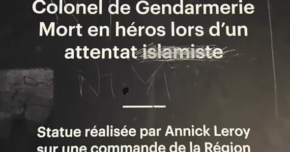 Image publiée par la députée Tiffany Joncour à propos de dégradations alléguées de la plaque en hommage au colonel Arnaud Beltrame au lycée de Meyzieu.