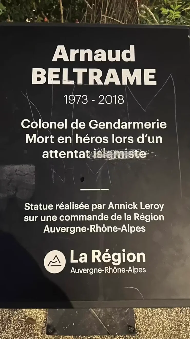 Image publiée par la députée Tiffany Joncour à propos de dégradations alléguées de la plaque en hommage au colonel Arnaud Beltrame au lycée de Meyzieu.
