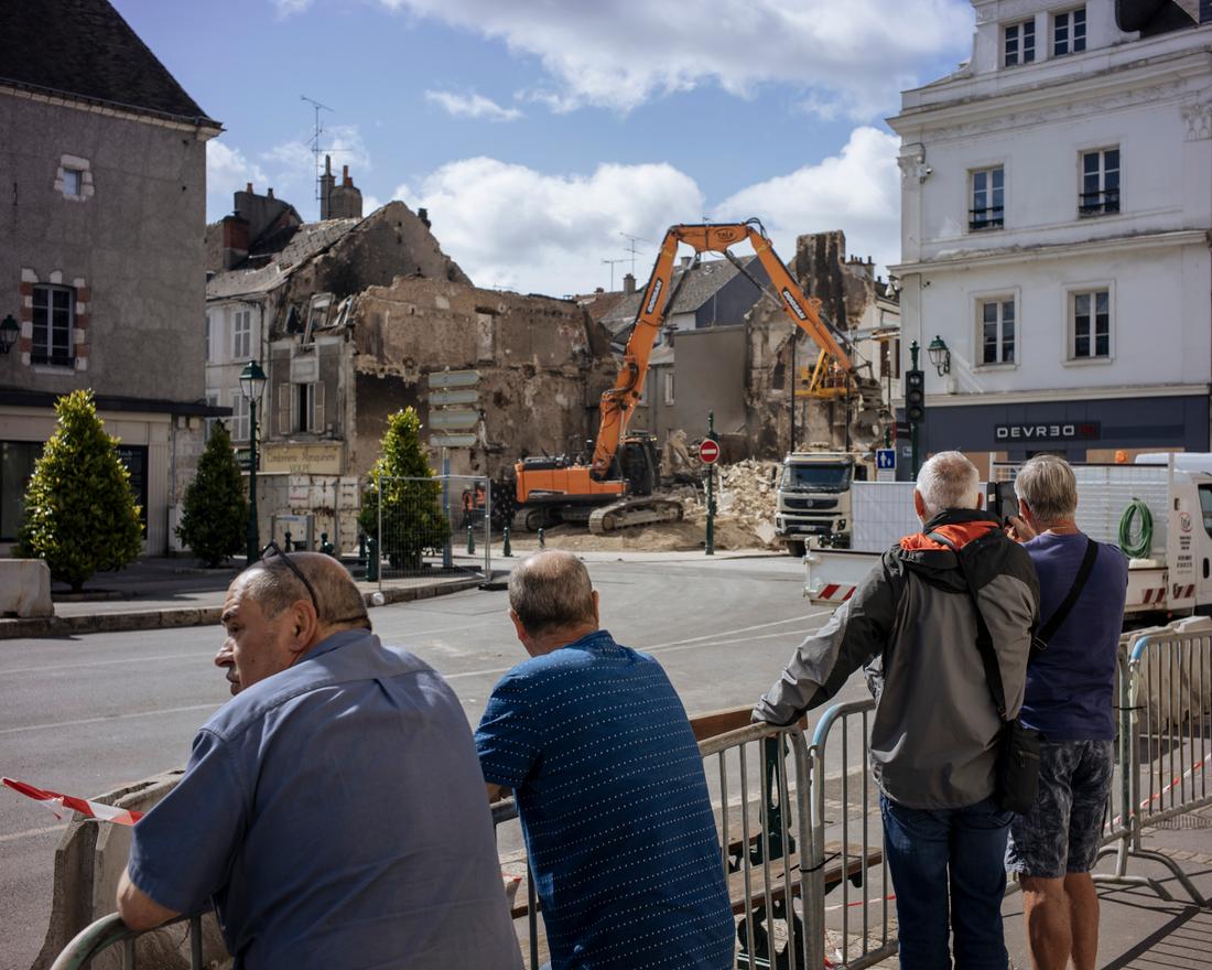 Démolition des immeubles détruits après l'incendie de la pharmacie Mirabeau à Montargis