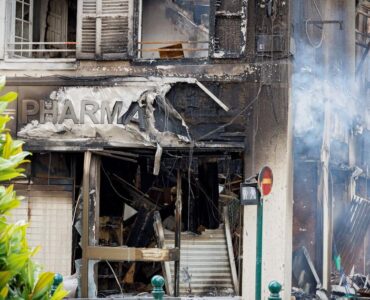 Montargis (45), façade de la pharmacie Mirabeau détruite par un incendie lors des émeutes de juin 2023 (Le Figaro)