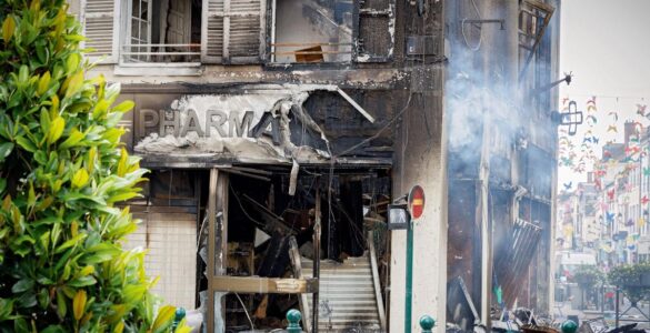 Montargis (45), façade de la pharmacie Mirabeau détruite par un incendie lors des émeutes de juin 2023 (Le Figaro)
